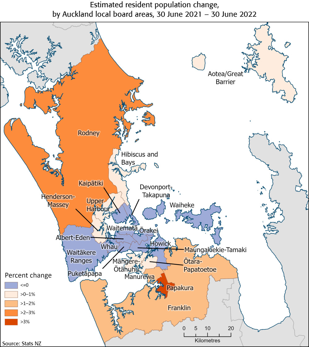 该地图显示了地区当局和奥克兰地方委员会区域，每个区域都分配了一种颜色，以显示截至 2022 年 6 月 30 日的年度估计常住人口的变化范围。请参阅图片下方的替代文本链接。